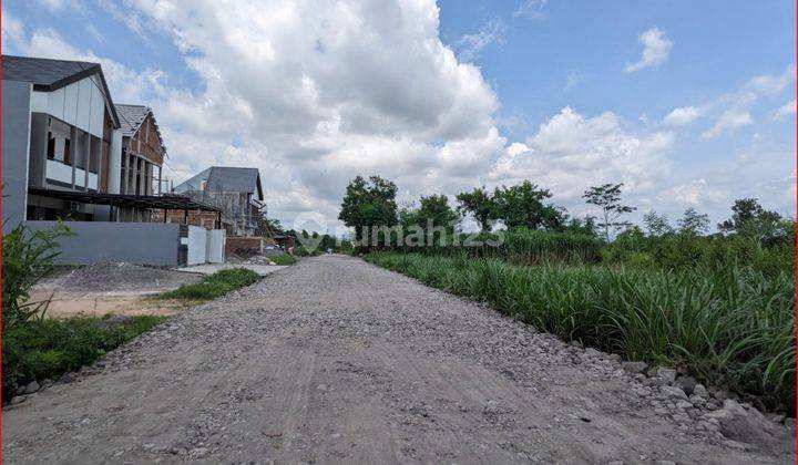 Tanah Cantik Tepi Jalan Besar Di Area Perumahan Sidoagung Godean 1