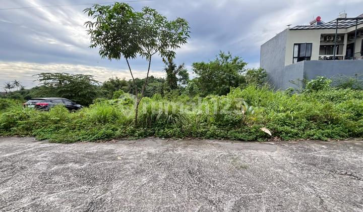 Near Denggung Field & Sch Mall, SHM Land, Roadside, Cars Passing. Near Denggung Field & Sch Mall, SHM Land, Roadside, Cars Passing.