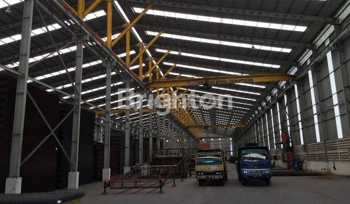 Tersedia beberapa gudang dgn ukuran 960 m2, 2400 m2, 3360 m2 area pergudangan sepatan Tangerang juga tersedia parkir kendaraan khusus termasuk kontainer juga dilengkapi pos satpam penjagaan khusus di area ini 2