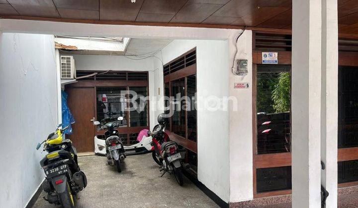 Rumah cocok untuk usaha kantor dan kost gandaria utara Jakarta Selatan parkiran cukup luas hadap barat terletak di area bisnis komersial. 2