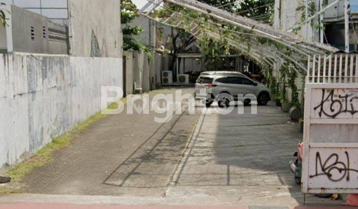 Ruang usaha tanah dan sedikit bangunan cocok untuk bilyard cafe foodcourt gudang kantor ekspedisi outdoor wedding resto dll parkir luas, luas tanah 1500 m2 pinggir jalan raya utama Jakarta barat hadap timur 1