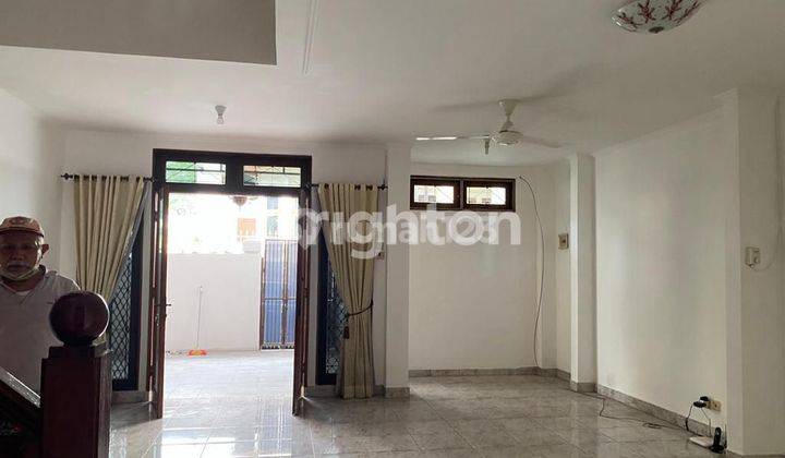 Rumah setengah tusuk sate (bagi yg jodoh malah bagus) rumah 2 lantai uk. 12x13 duri kepa Jakarta barat carport 2 mobil row jalan 2 mobil hadap selatan harga nego 2