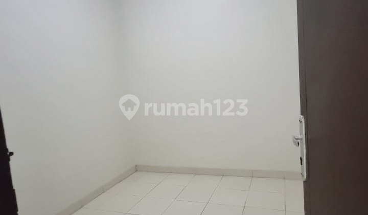 Ready-to-Occupy House in Good Condition \Njl Rambutan Tanjung Duren Utara \NWest Jakarta \N\N2-Storey House, 1/2 \NFacing West \NCarport Fits 1 Car Exactly \NCarport Accommodates Small-Sized Cars \N\NStrategic Location Near Tanjung Duren Raya, Tanjung Duren Business and Culinary Center 2