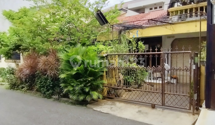 Taman Meruya Ilir Meruya Utara Housing Complex, Kembangan Subdistrict, West Jakarta. Single-story house 1/2, size 10 x 15 m², south facing, 2 cars can park in a row on the street inside the complex, negotiable. 2