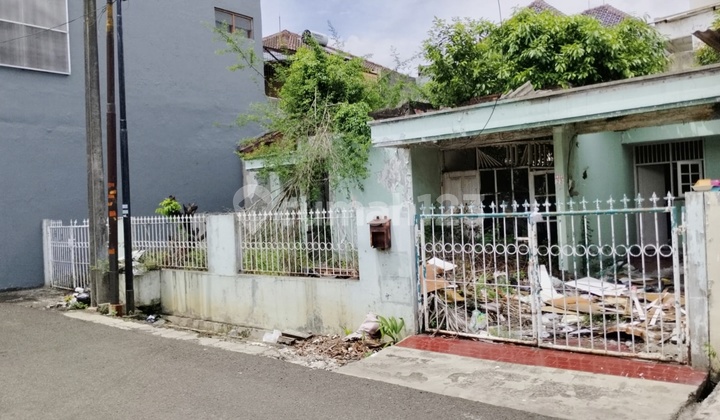 Meruya Ilir Garden Housing, North Meruya, Kembangan Sub-district, West Jakarta. Old house, land calculation, east-facing, row, road for 2 cars, near Meruya Toll Road.