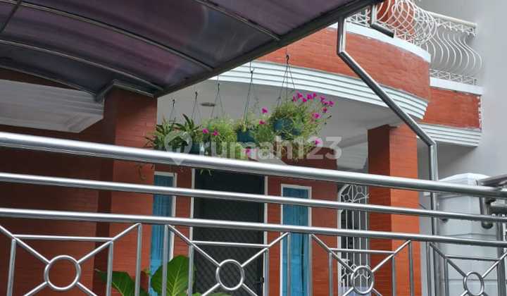 Ready-to-Occupy Fully Furnished House, Taman Permata Buana Puri Indah Housing Complex, Kembangan, West Jakarta. 2-Story House, Fully Constructed, Size 8 x 18 m², 2-Car Carport, Wide Road Row Can Fit 3 Cars, Minimum 3-Year Lease. 2