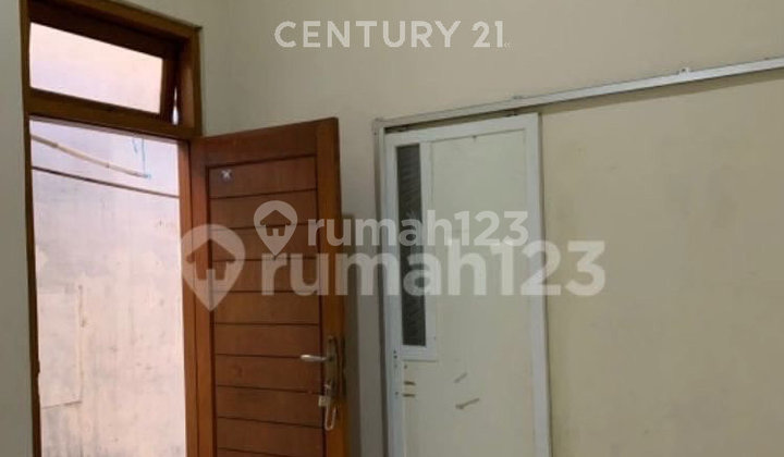 Studio House 2 Bedrooms on Active Roadside in Central Jakarta R2219