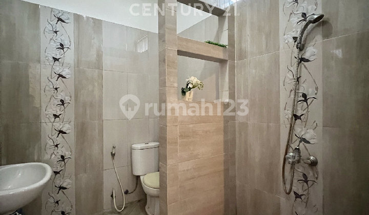 Hoek House 2½ Floors Semi Furnished Ready to Occupy in Kayu Putih R2315 2