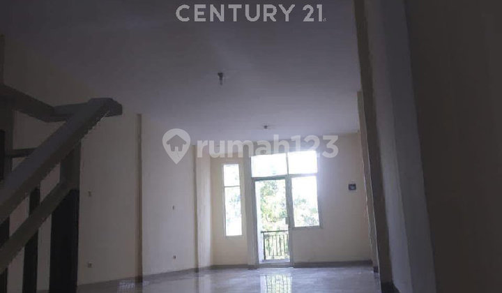 A HOUSE THAT CAN BE USED AS A SHOPHOUSE IN JELAMBAR, STRATEGIC LOCATION 2