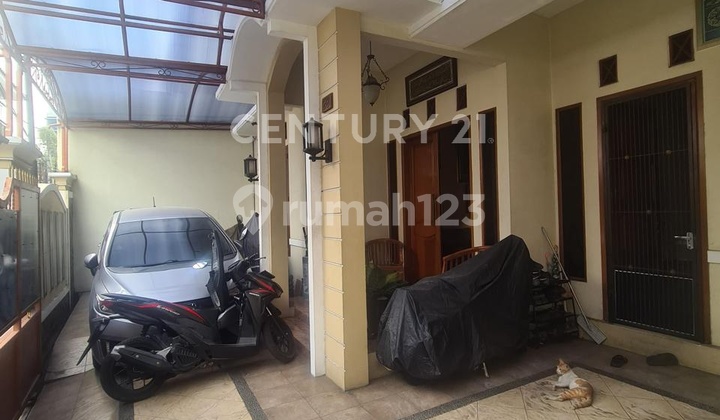 For Rent: Tebet House. Strategic Location, Single Car Road. For Rent: Tebet House. Strategic Location, Single Car Road.