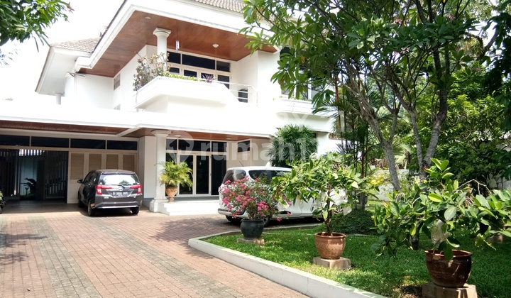 Disewa Rumah Nuansa Villa Di Lebak Bulus. Ada Kolam Renang.