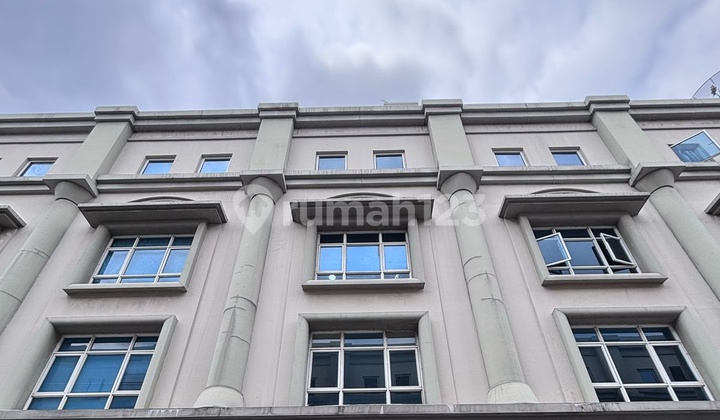 Ruko 4 Lantai Business Park Kebon Jeruk. Rapi & Siap Huni.