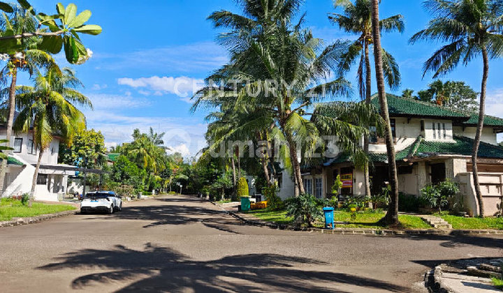 Old House for Sale, Spacious Area in Bintaro Sector 9, South Tangerang