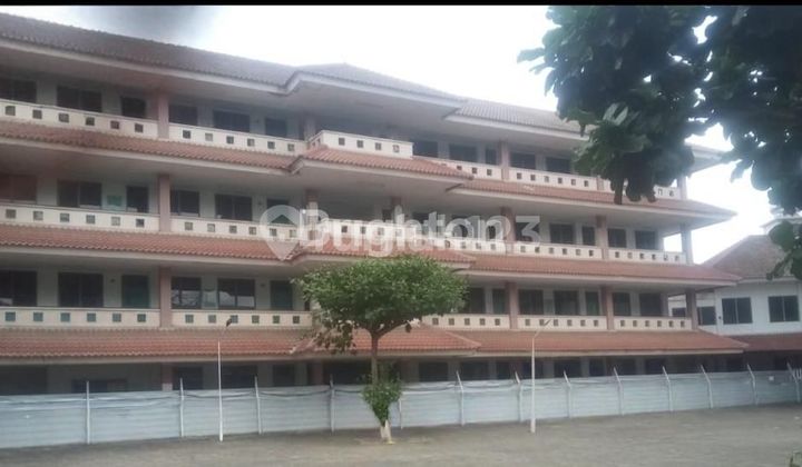 GEDUNG EX KAMPUS LOKASI AREA PENDIDIKAN DAN AREA KOMERSIL