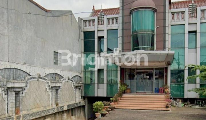 GEDUNG KANTOR, TIGA LANTAI, LOKASINYA STRATEGIS GEDUNG KANTOR, TIGA LANTAI, LOKASINYA STRATEGIS