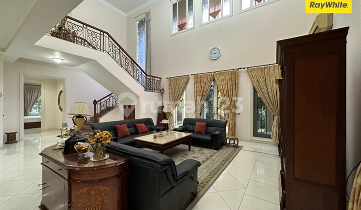 Rumah 2 Lantai SHM di Graha Family Surabaya