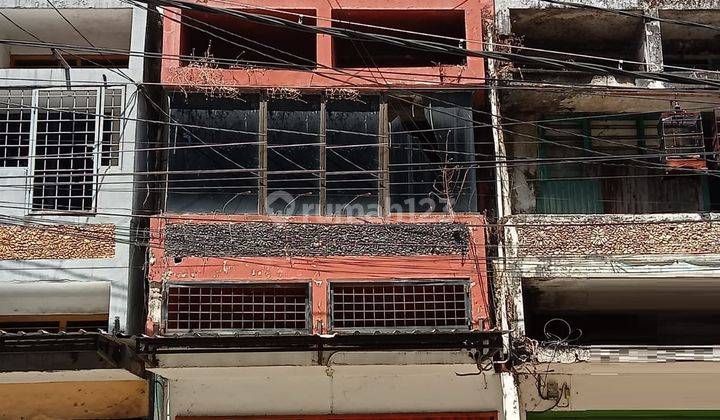 Disewakan Ruko 3 Lantai di Jalan Kertopaten Surabaya 1