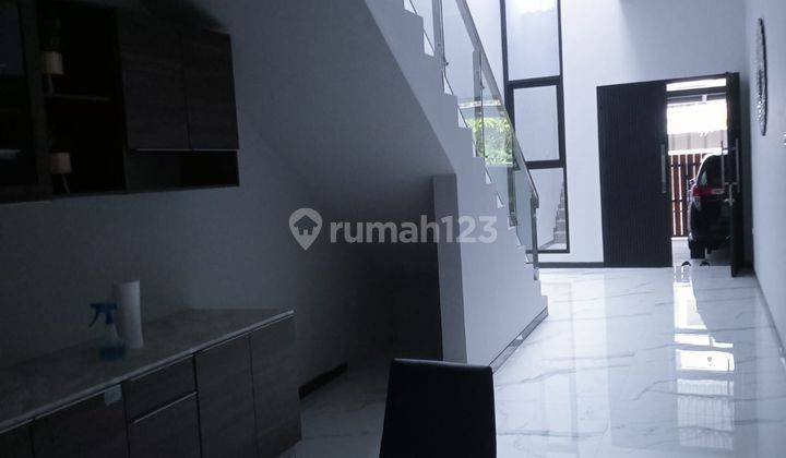 Dijual Rumah 2 Lantai SHM di Mulyosari Utara Surabaya 2