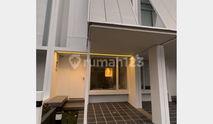 DIJUAL RUMAH 2 LANTAI SIAP HUNI, LOKASI DI TABEBUYA BSD CITY