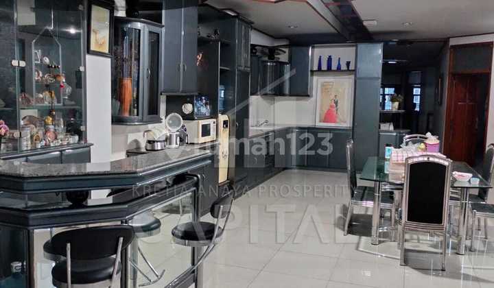 Gatot Subroto Shop House with a Very Strategic Location, Owner Wants to Transfer Ownership 2