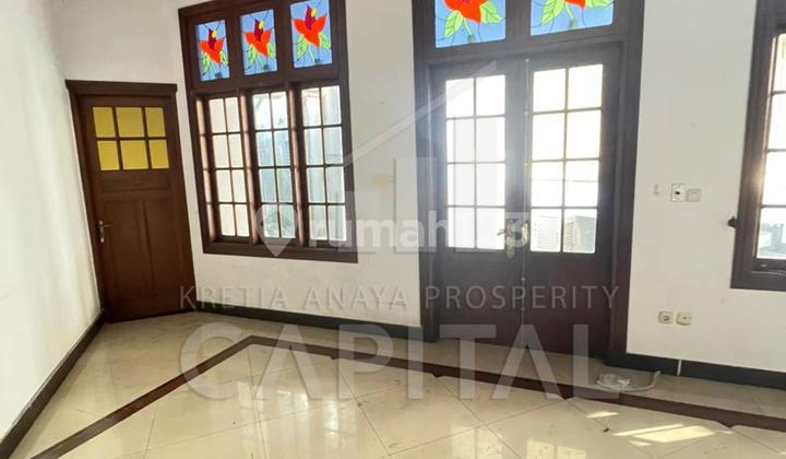 Spacious and strategic business location in Riau Wing, suitable for restaurants and cafes.