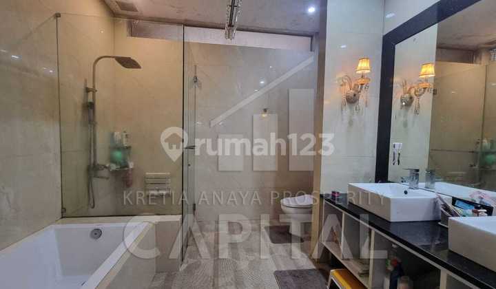 Rumah Asri Bagus Nan Mewah Semi Furnished di Moch Toha 2