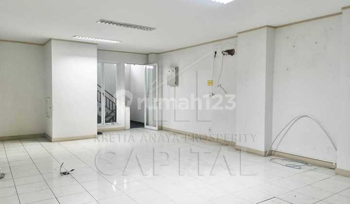 Ruko 3 Lantai dengan Lokasi Strategis Dekat Akses Perbelanjaan di Gatot Subroto Dekat Tsm