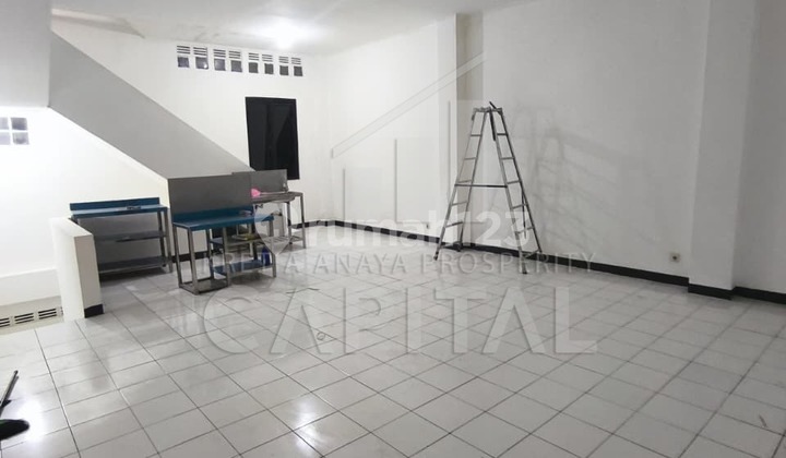 3-Storey Ready-to-Use Shop House with Strategic Location in the City Center, Kurdi Complex Mainroad Inhoftank