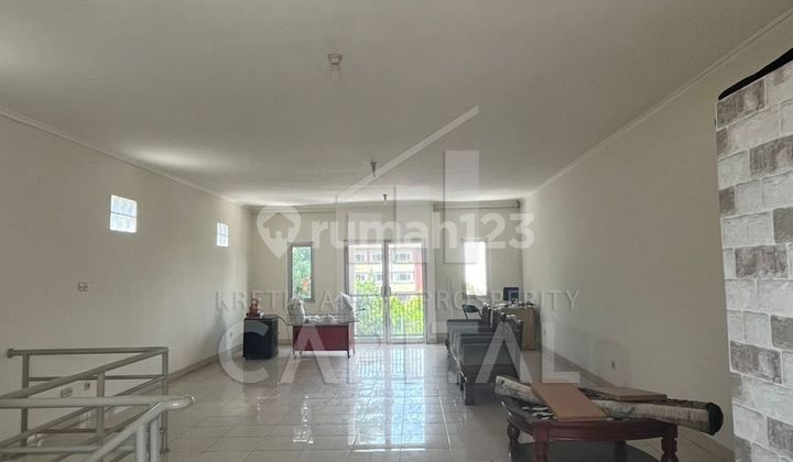 A 3-story shophouse in Gegerkalong suitable for offices and clinics. A 3-story shophouse in Gegerkalong suitable for offices and clinics.