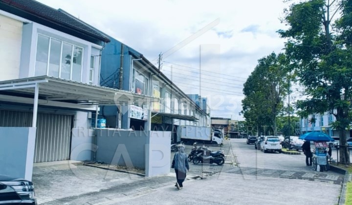 Two-Story Shop House, Strategic Location Near Pasirkoja Toll Gate, Suitable for Various Businesses. Two-Story Shop House, Strategic Location Near Pasirkoja Toll Gate, Suitable for Various Businesses.