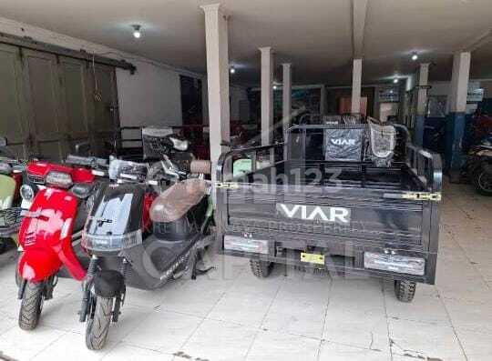 Business Space ex showroom with a Strategic Location on Mainroad Jalan Kopo.