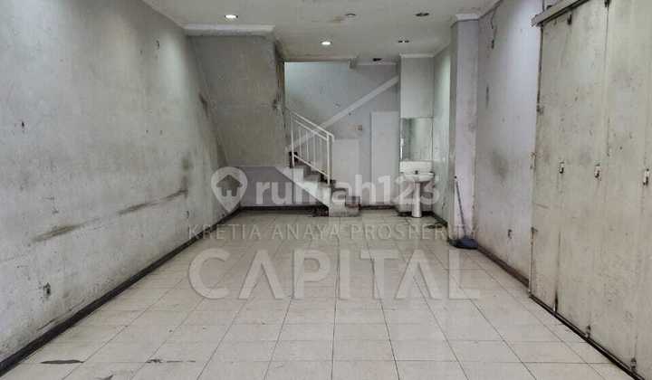 Three-Story Shophouse with Strategic Location and Business Ready on Kopo Road Mainroad. Three-Story Shophouse with Strategic Location and Business Ready on Kopo Road Mainroad.