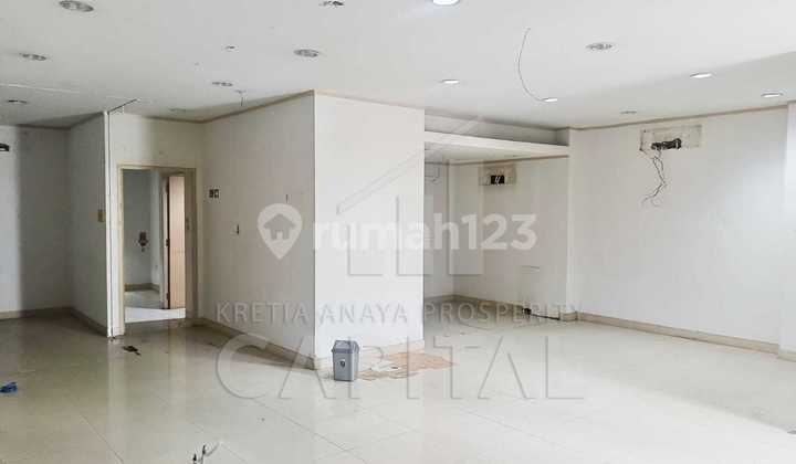 3-Storey Shophouse with Strategic Location near Shopping Access on Gatot Subroto, Close to TSM. 2
