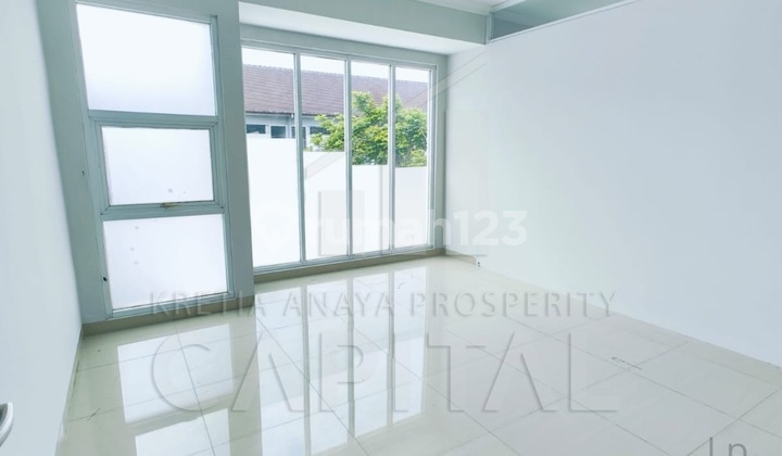 Two-Story Shop House, Strategic Location Near Pasirkoja Toll Gate, Suitable for Various Businesses. Two-Story Shop House, Strategic Location Near Pasirkoja Toll Gate, Suitable for Various Businesses.