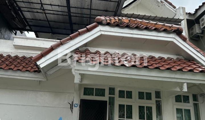 Comfortable and secure 2-story house in the elite Taman Himalaya Lippo Karawaci Central housing complex. Comfortable and secure 2-story house in the elite Taman Himalaya Lippo Karawaci Central housing complex.