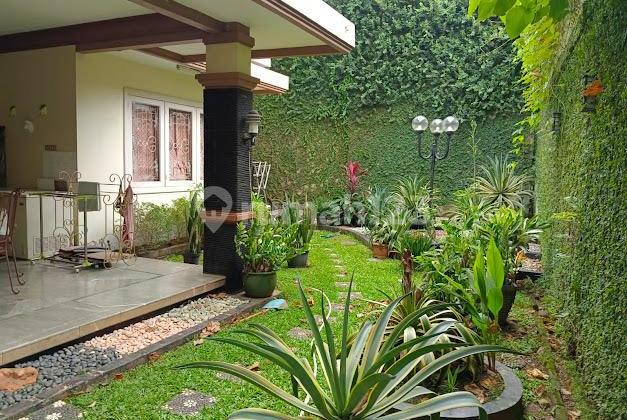 Dijual Rumah Mewah dengan Halaman Luas dan Strategis @Tebet.