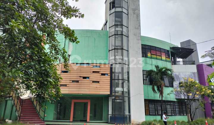 Building for rent for business, strategic location, adequate parking, one complex with several businesses, has an elevator.