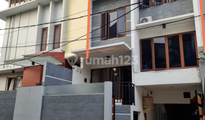 Rumah hoek terdiri dr 2 rmh dempet,utk kel yang mau tinggal bersama org tua atau saudara dlm  1 kavling di Kelapa Gading