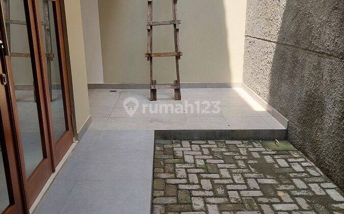Disewakan Rumah 3 Lantai Di Kemang Pratama 1 Jalan Duta Bekasi

 2