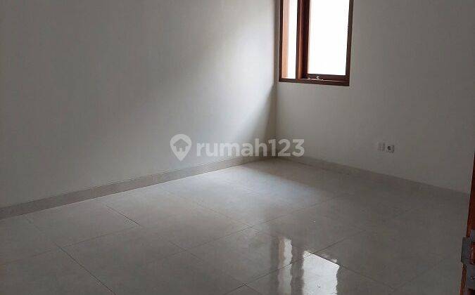 Disewakan Rumah 3 Lantai Di Kemang Pratama 1 Jalan Duta Bekasi

 6
