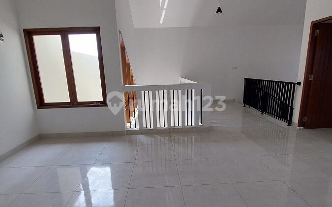 Disewakan Rumah 3 Lantai Di Kemang Pratama 1 Jalan Duta Bekasi

 8