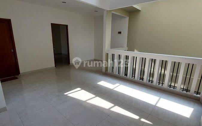 Disewakan Rumah 3 Lantai Di Kemang Pratama 1 Jalan Duta Bekasi

 9