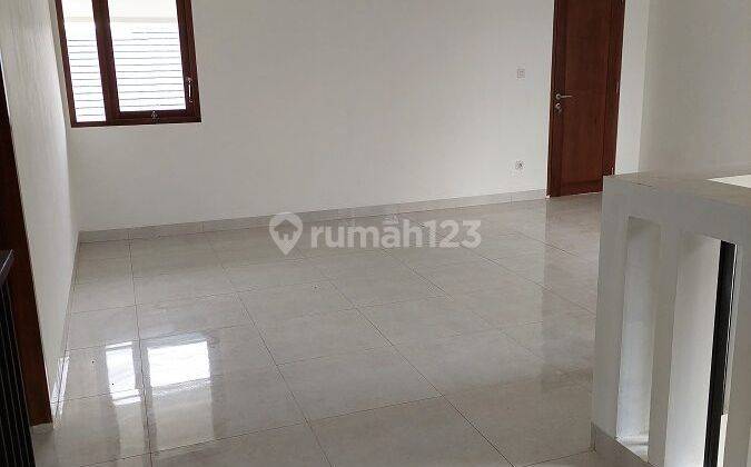 Disewakan Rumah 3 Lantai Di Kemang Pratama 1 Jalan Duta Bekasi

 7