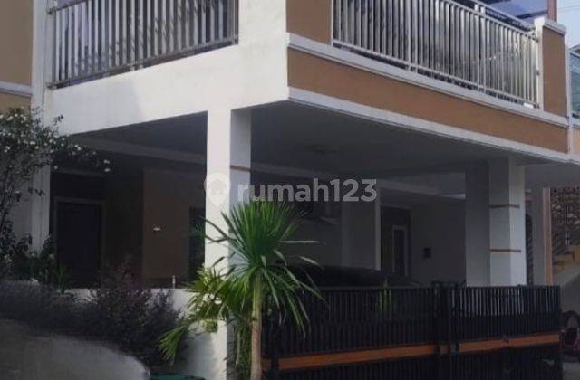 tampak depan dijual rumah 2 lantai semi
