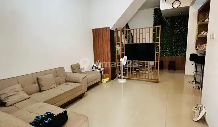 ruang keluarga rumah bagus siap huni di