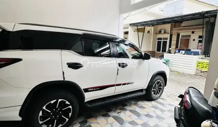 garasi/carport rumah bagus siap huni di