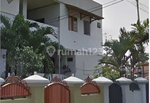 tampak depan rumah di komplek batan lebak
