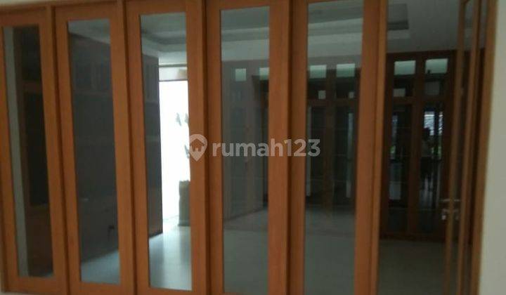 Rumah 2 Lantai Bagus Unfurnished SHM di Menteng, Jakarta Pusat 2