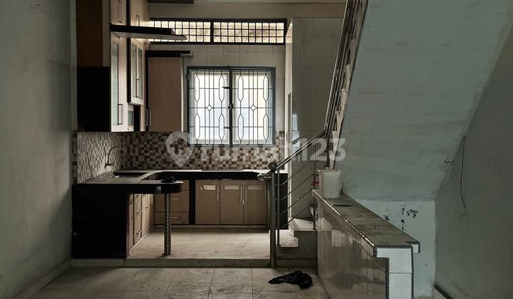 For Rent Cheap Shophouse Strategic Location Jalan Letda Sujono 2