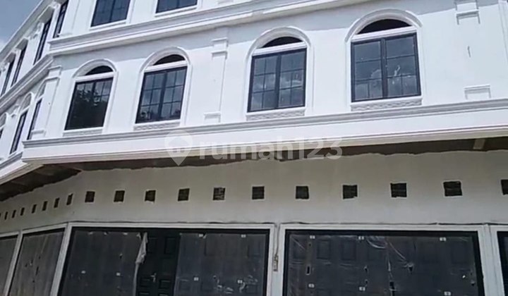 Empty Joint 3.5 Floor Southern Lake Shop House 2